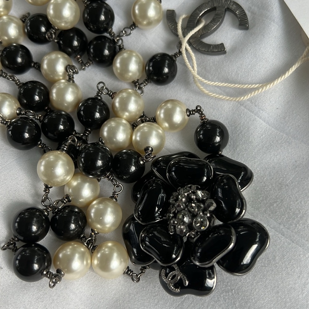 Beautiful Chanel necklace, belt, bracelet with Camellia flower. - Picture 5 of 5